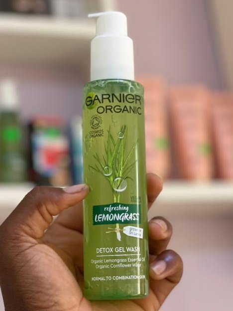 Garnier organic refreshing detox lemon grass face wash, designed to detoxify your skin while highly moisturizing the skin. Designed for dry non-sensitive skin. #detoxification #dryskin #moisturizer #facewash #lemongrass