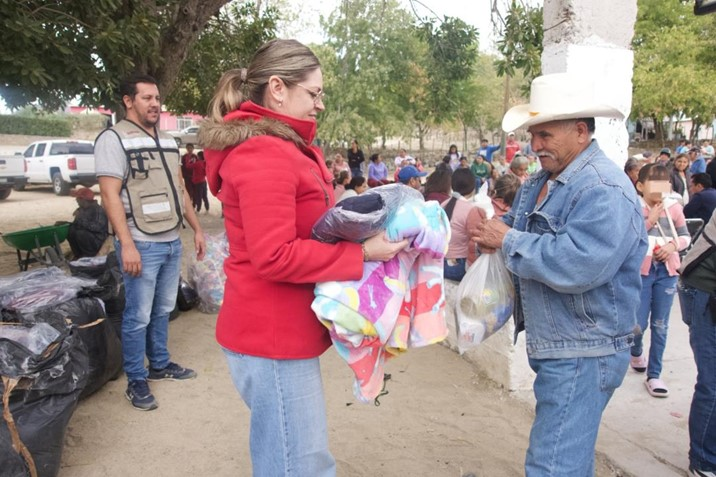 Para que mitiguen el frío, entregan más de 4 mil apoyos invernales a familias de 14 comunidades de Choix

El paquete de ayuda consta en tenis para niños, chamarras, cobijas y despensas

Léala en bit.ly/4gT8AMn