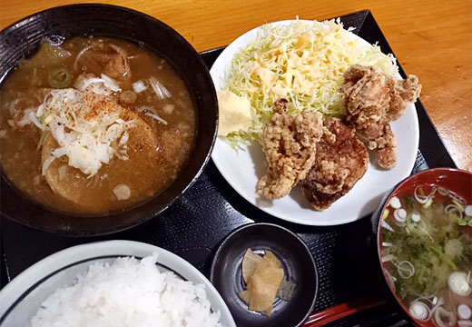 ebinenco's tweet image. 年末、私が体調不良の時に義弟の知人が経営する #まんぷく食堂　のモツ煮の差し入れがあり、食べてみたらとてもとても美味しかった。丁寧に下処理されたモツの味が慈悲深い。元気になったので、まんぷく食堂へ早速、行ってみた。実に！まんぷくになれる定食屋だった。場所は常陽銀行日立支店のそば。