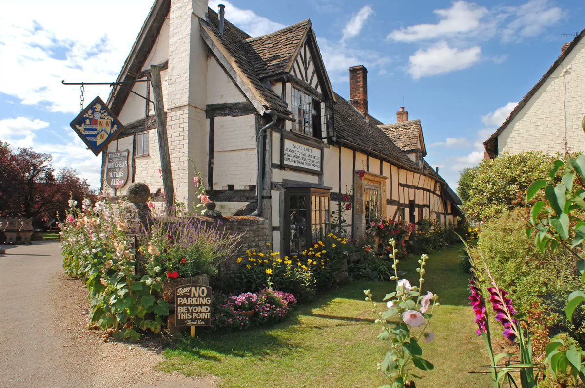 The Fleece Inn, Bretforton, #Evesham WR11 7JE 🍻
The half-timbered Fleece appears to have leapt from the pages of Shakespeare. Run by the National Trust, it’s quite happy to live up to this image, with Morris Dancing, folk music, and an Asparagus festival in May.