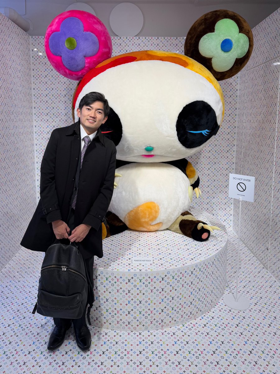 Umihotaru88's tweet photo. 記念写真！

#ルイヴィトン #lvpopupstore #原宿
#村上隆 #lvxmurakami 
#iphone16promax https://t.co/gN39RUUul1