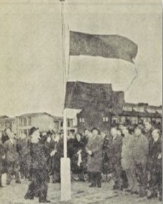 Uit het plakboek van het Museum van Zuilen.
UN 14-1-1957
Zuilen heeft een nieuw gebouw voor G.D. en G.D.
In een harde ijskoude wind, hees wethouder H. Ploeg jr. van Utrecht de Nederlandse vlag voor het nieuwe wijkgebouw van de G.D. en G.G. aan de Pr. Bernhardlaan in Zuilen.