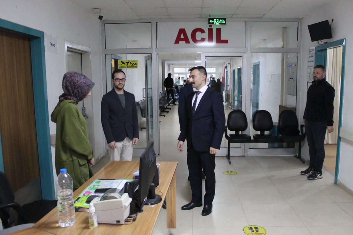 TarakliKaymakam's tweet photo. İçişleri Bakanlığı Yurt Dışı Eğitim Programına katılmak üzere ilçemizdeki görev süresi sona eren Kaymakamımız Sn. Burak SERTTAŞ ( @BSerttas25 ), Taraklı Devlet Hastanesini ziyaret ederek personelle vedalaştı. https://t.co/eQuU8dhRXQ