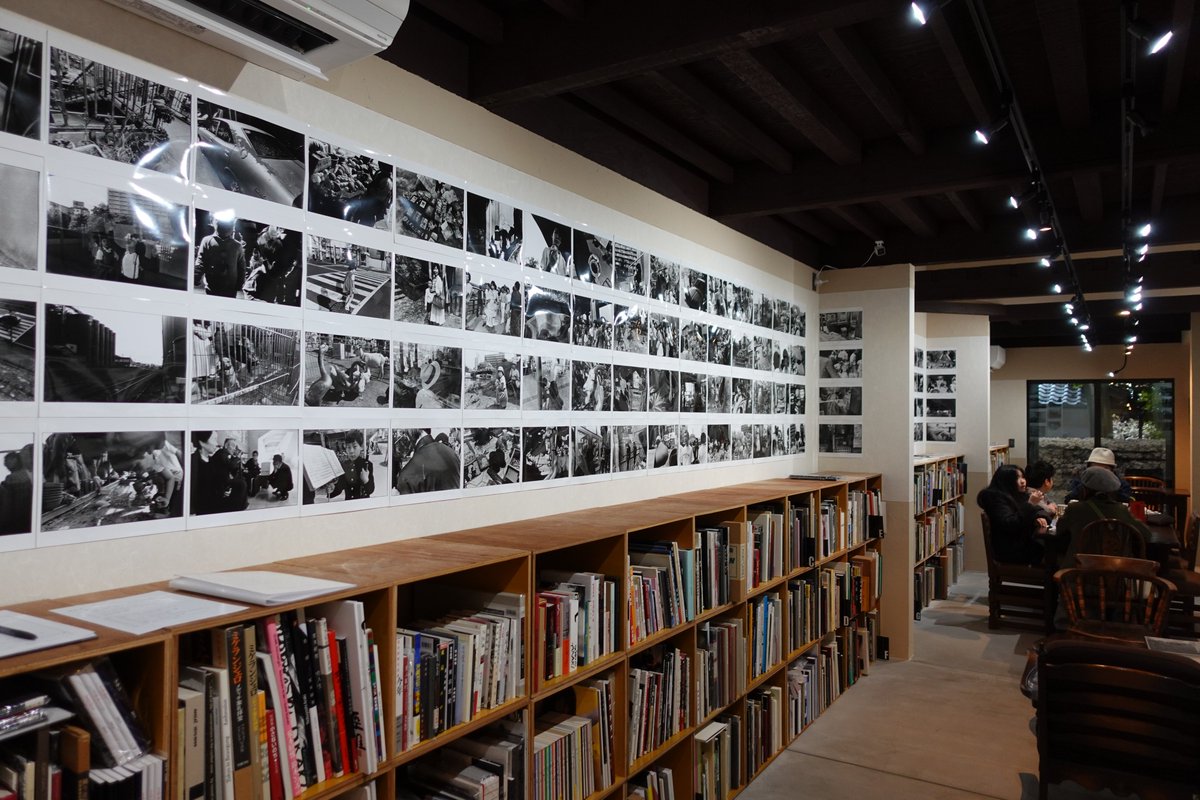 hyperneko_X's tweet image. 芥 Aquta、展示の阿部淳「1983 + early works」（1/10金〜1/26(日)  12〜19時（水木 休み）がボリュームたっぷりで良いですよ。マジで80年代日本の路上スナップは豊かな戦場だったと知る。写真行為それ自体に意味があった。作者の意図と技術を超えたものを呼び込む行為。現代美術でもそうやんね。