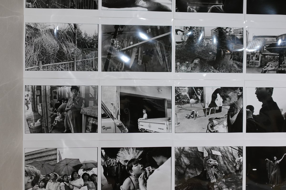 hyperneko_X's tweet image. 芥 Aquta、展示の阿部淳「1983 + early works」（1/10金〜1/26(日)  12〜19時（水木 休み）がボリュームたっぷりで良いですよ。マジで80年代日本の路上スナップは豊かな戦場だったと知る。写真行為それ自体に意味があった。作者の意図と技術を超えたものを呼び込む行為。現代美術でもそうやんね。