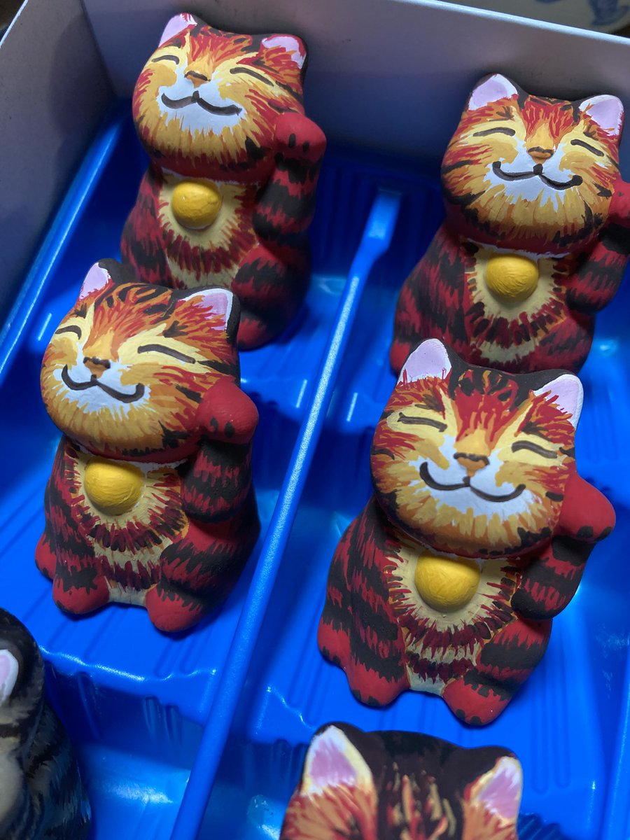 miwako1003's tweet image. みんなの猫ちゃんが長生きしますように。
みんなの猫ちゃんが病気しませんように。
みんなの猫ちゃんの病気が治りますように。
みんなの猫ちゃんの辛さが和らぎますように。

願いを込めて彩色しています。
頑張ろう。

#赤い招き猫
＃ぐうちゃん招き猫
#健康長寿
#無病息災
#病気平癒
#キジトラ猫