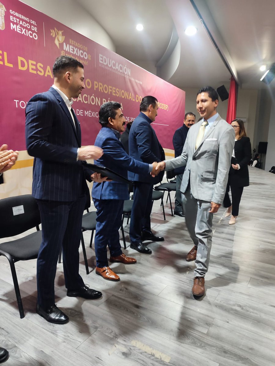 SEIEM_'s tweet photo. Este lunes, el Director General de #SEIEM, Dr. Magdaleno Reyes Ángeles, acompañó al titular de la @SeducEdoMex, Miguel Ángel Hernández Espejel a la estrega de reconocimientos a las y los maestros que participaron en el #PRODEP de Educación Básica, https://t.co/PFTXcTGKKp