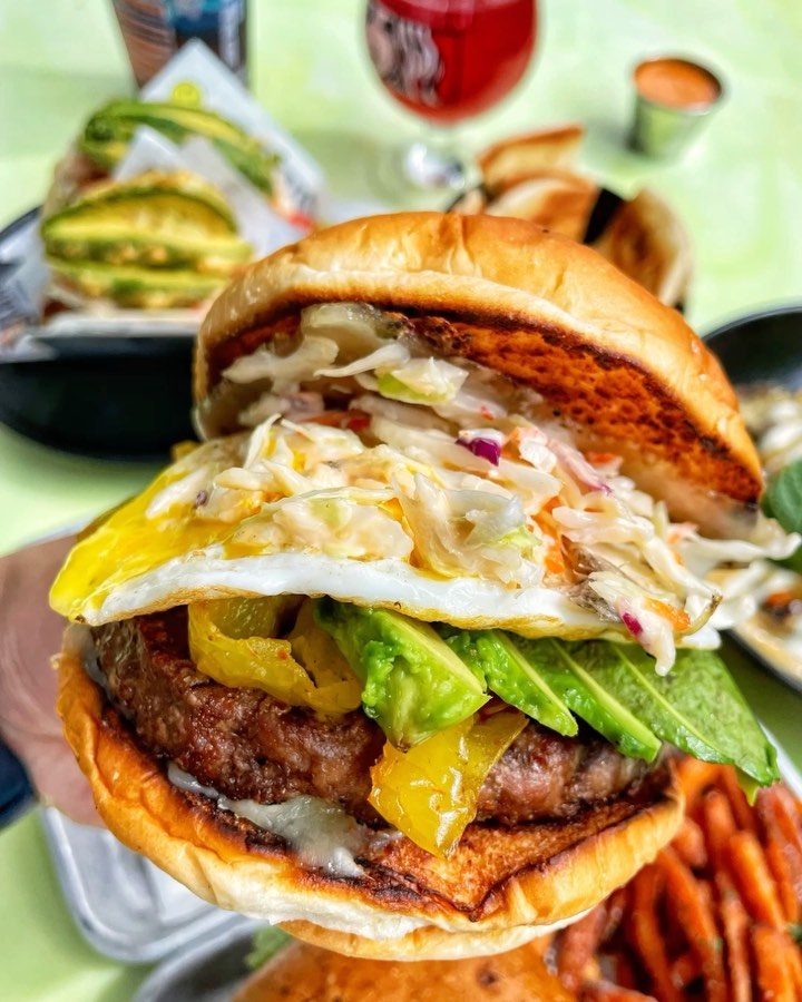 jayteetake1983's tweet photo. HAVE IT YOUR WAY, ✨SKINNY OR FATS✨
🔹
Did you know you can customize pretty much anything you order at SkinnyFATS?!😍I order a Steakation burger + avocado🥑 &amp; pepper jack cheese🧀 so much they’ve decided to name it after me, so be sure to ask for it JT style next time!🐠 https://t.co/wJguKRYH0g