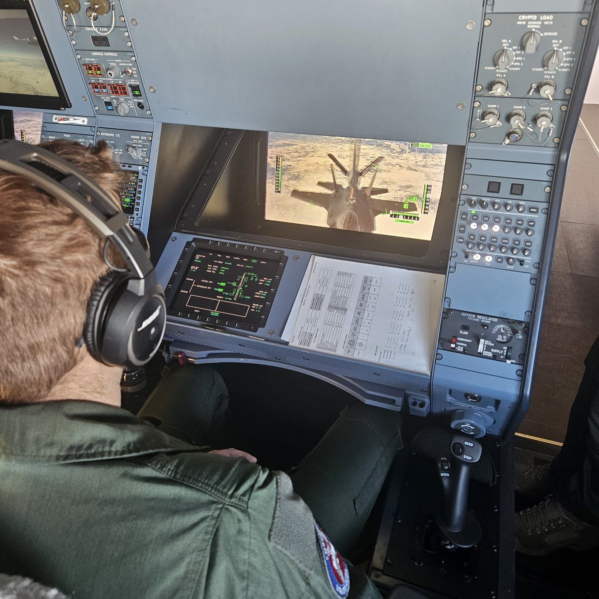 Armee_de_lair's tweet photo. 3 jours, 16h42 de vol, 72 tonnes de carburant livrées : un Phénix A330 #MRTT 🇫🇷 a convoyé 3 #F35 🇩🇰 des États-Unis au Danemark. 🛫🤝 Une belle illustration de l’interopérabilité interalliée et de la coopération entre Aviateurs français et danois. https://t.co/PnxePuJQbg
