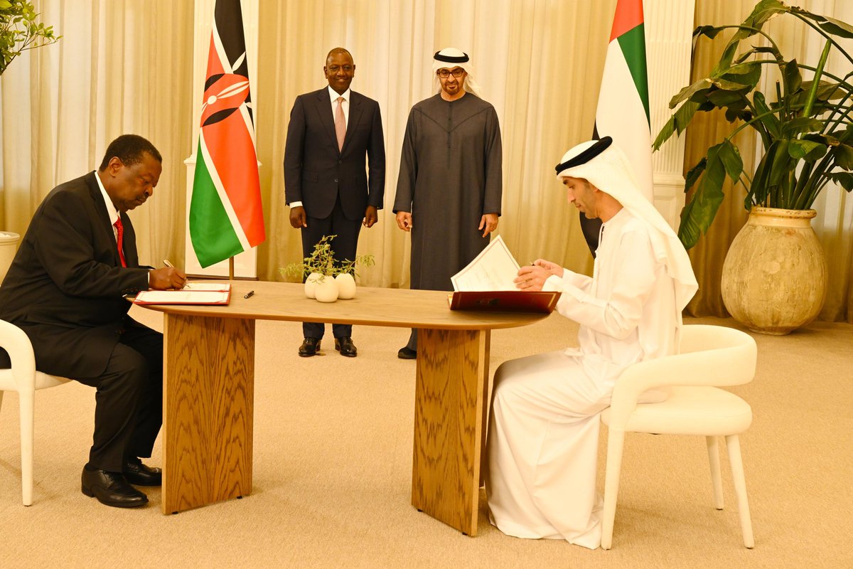 HusseinMohamedg's tweet image. PRESS STATEMENT:

President @WilliamsRuto and UAE’s President H.H Sheikh Mohamed bin Zayed Al Nahyan preside over the historic signing of the Kenya-UAE Comprehensive Economic Partnership Agreement (CEPA), aimed at easing market access for Kenyan products while boosting key…