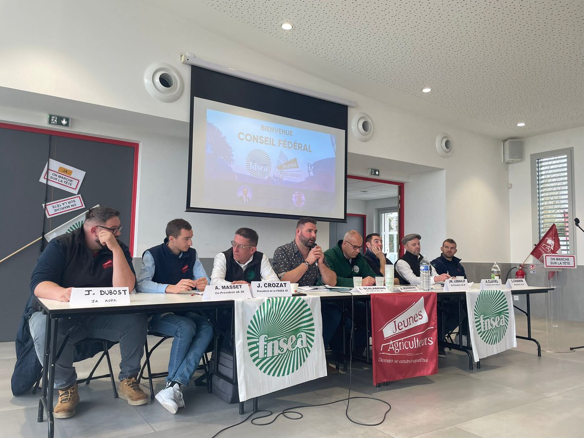 FNSEA's tweet image. 🟢🔴 #FNSEA et @JeunesAgri en campagne en Isère | 
👉 Arnaud Rousseau (@rousseautrocy) : 🎙️ "la situation actuelle est complexe mais il est indispensable de pouvoir continuer à entreprendre : il nous faut des projets et des perspectives d’avenir." (…) "Nous n’avons pas encore de…