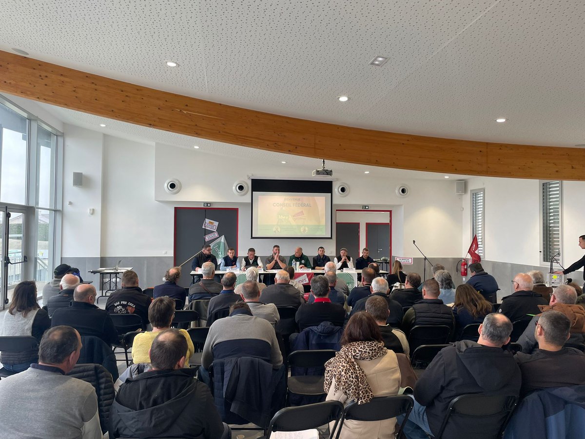 FNSEA's tweet image. 🟢🔴 #FNSEA et @JeunesAgri en campagne en Isère | 
👉 Arnaud Rousseau (@rousseautrocy) : 🎙️ "la situation actuelle est complexe mais il est indispensable de pouvoir continuer à entreprendre : il nous faut des projets et des perspectives d’avenir." (…) "Nous n’avons pas encore de…