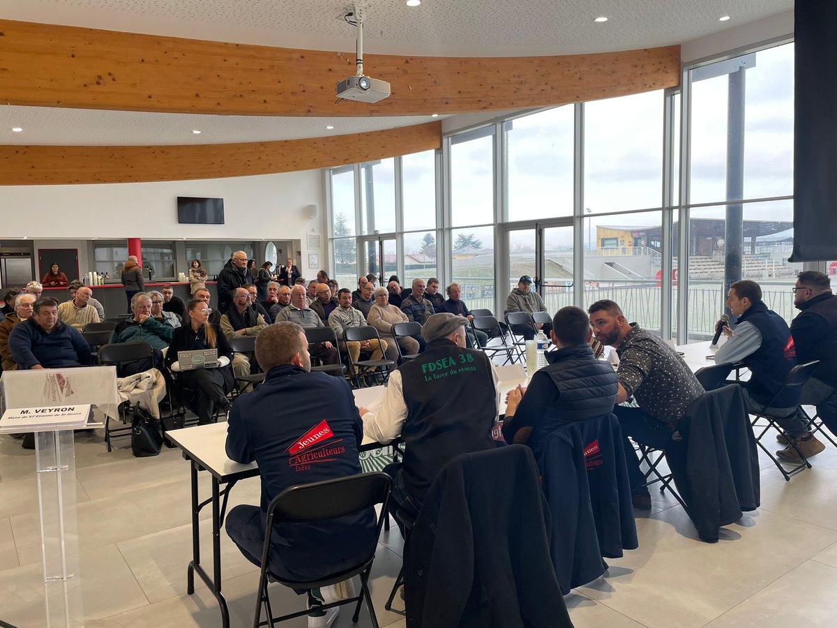 FNSEA's tweet image. 🟢🔴 #FNSEA et @JeunesAgri en campagne en Isère | 
👉 Arnaud Rousseau (@rousseautrocy) : 🎙️ "la situation actuelle est complexe mais il est indispensable de pouvoir continuer à entreprendre : il nous faut des projets et des perspectives d’avenir." (…) "Nous n’avons pas encore de…