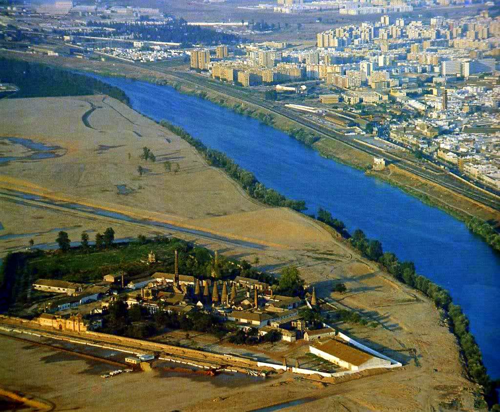 SevillaInsolita's tweet photo. Vista aérea del monasterio de La Cartuja y terrenos escogidos para acoger la futura Exposición Universal de 1992.

Año 1985. https://t.co/w6yiFFaMhB