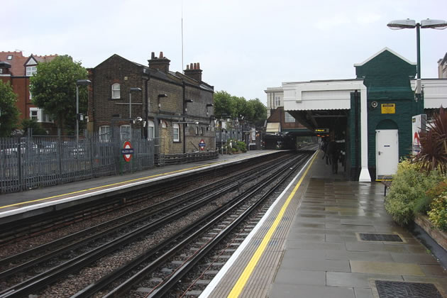 TfL Plans Use of AI to Identify Risks on Platforms
Technology could identify people at risk of jumping or falling onto tracks putneysw15.com/default.asp?se…