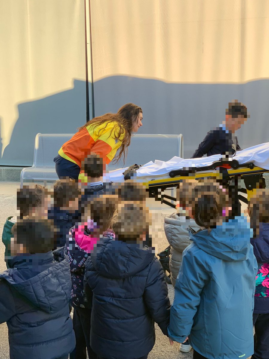 #SEMaEscoles: 🚑 L'ambulància del SEM s'ha desplaçat a l’Escola Camp Joliu, de l’#Arboç, per mostrar el seu funcionaments a la classe de I3.