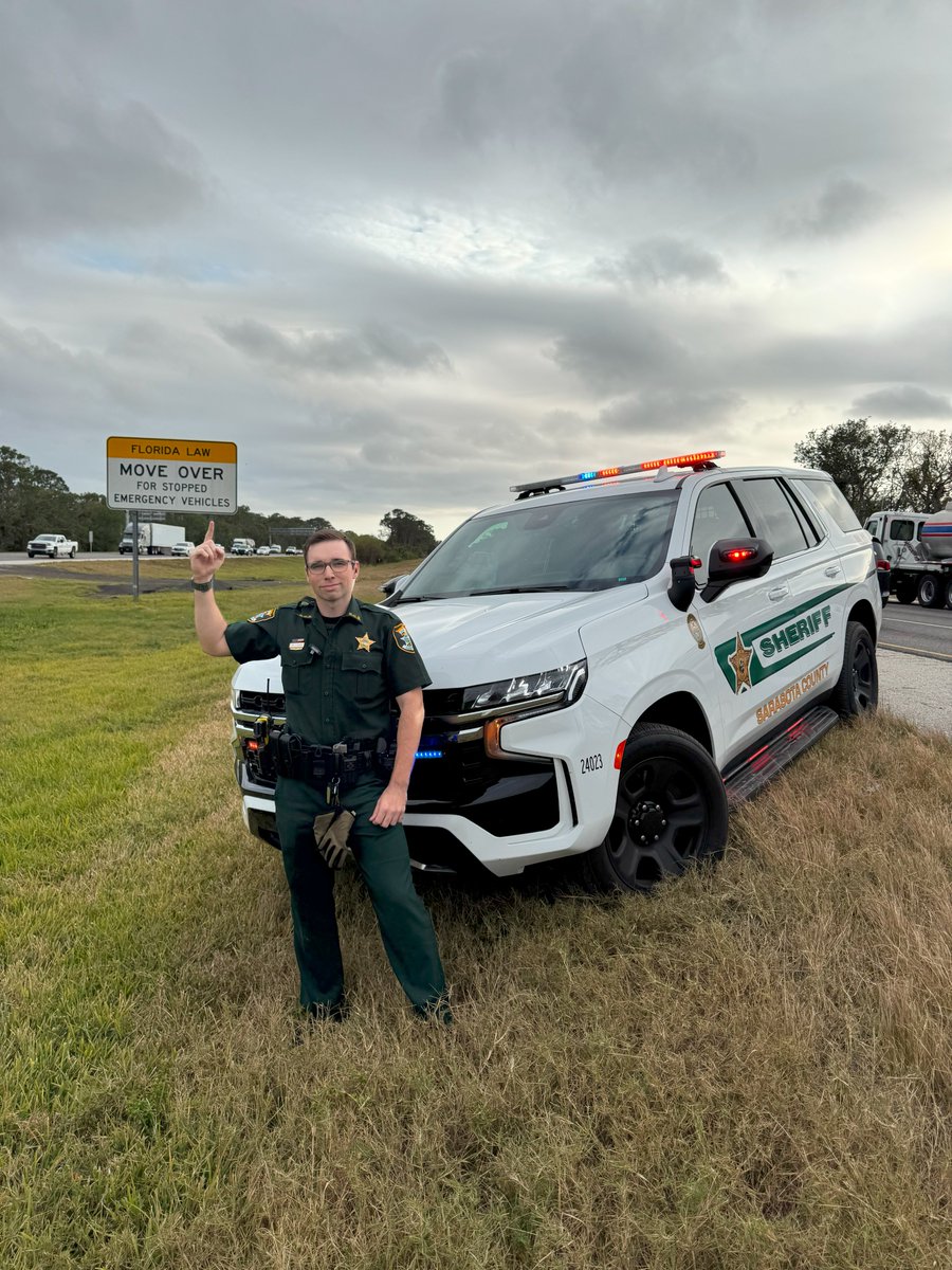 SarasotaSheriff's tweet photo. #TrafficTipTuesday – Wow, is that a new sign? Nope! It’s been there!
This is not the time to “stay in your lane”😂 MOVE OVER for the safety of emergency responders, utility vehicles, & all disabled vehicles on the shoulder of the roadway. It’s the law!
#MoveOverMonth #ItsASign https://t.co/HqVWBFGOx5
