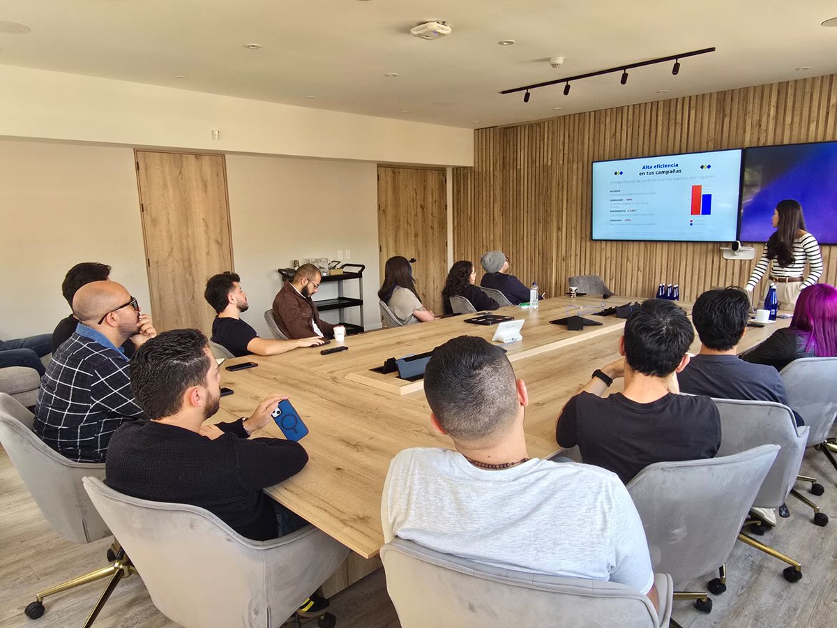 MediamGroup's tweet photo. ¡Iniciamos con fuerza el 2025! La primera sesión de #MediamConnect de este año reunió al talentoso equipo de P&amp;G y @Publiciscol, donde nuestro Managing Director Rafael Rojas G y Regional Manager Nohelia Durán Álvarez, exploraron los fundamentos de #CTV.

#MediambyAleph #Streaming https://t.co/poj2Gah4QH
