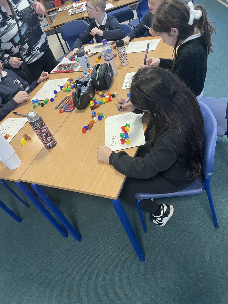 LauriestonP4's tweet photo. Today, we’ve been exploring division using our number awareness to divide into equal amounts. ➗ https://t.co/tNidlIeqgh