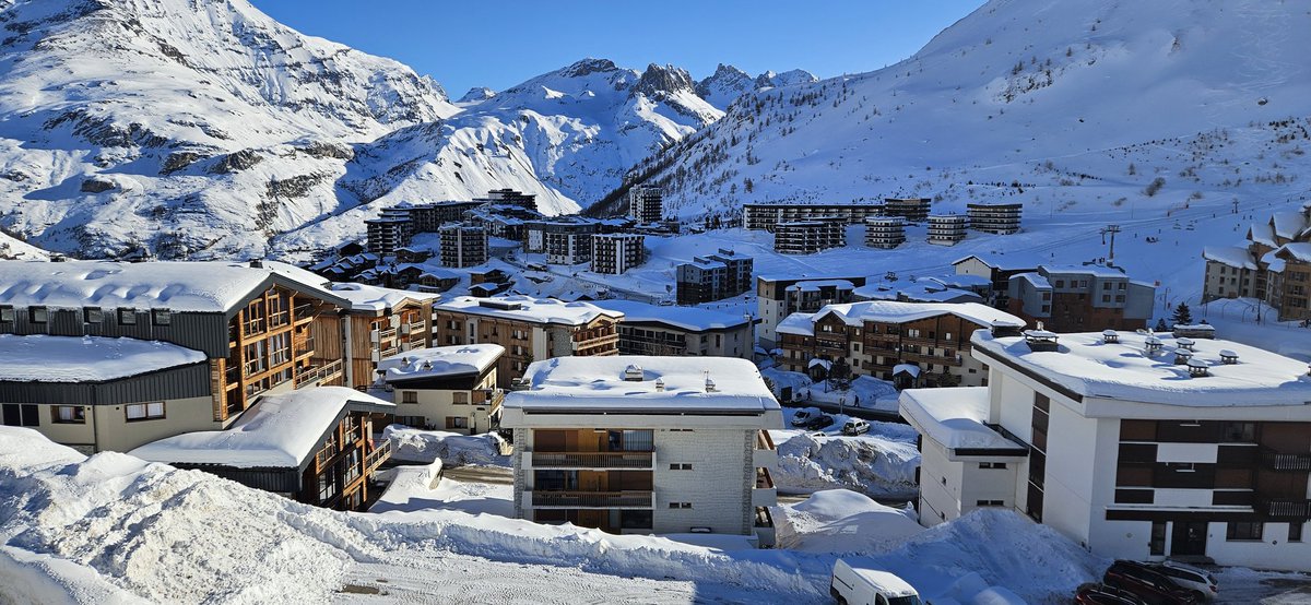 שלג על עירי, כל הלילה נח.
אל ארצות החום אהובי הלך.

(נעמי שמר)