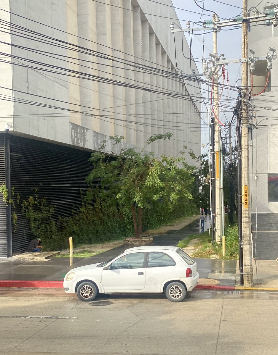 Parece que la línea roja la interpretan como, “estaciónate aquí”. Lateral Tulum junto a Urban Center 9:54am <a href="/TransitoBJ/">Tránsito de Cancún</a>