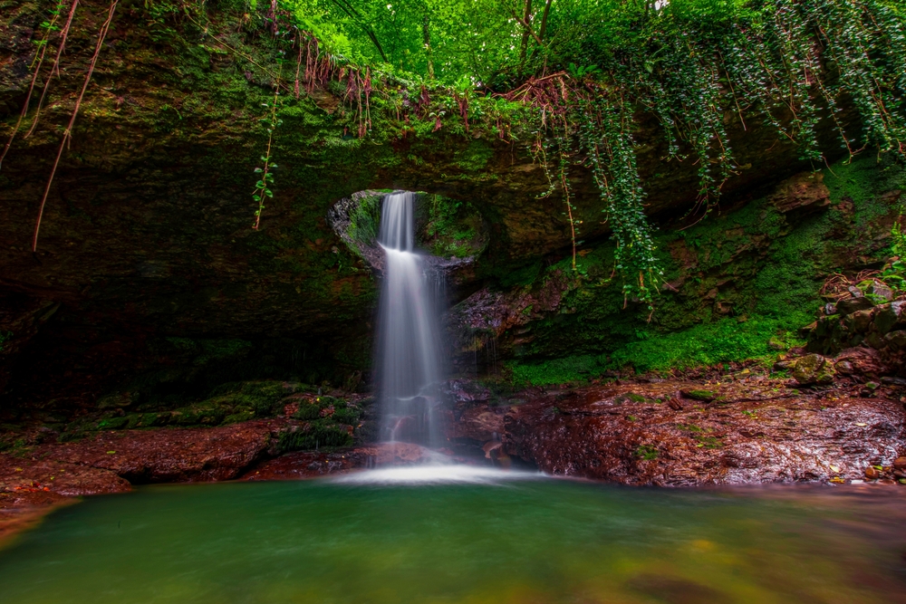 🌿 Deliklikaya Şelalesi'ni keşfet! 

💦 Doğanın büyüsüne tanık olmaya hazır mısın? Artvin’in Murgul ilçesinde yer alan Deliklikaya Şelalesi, yemyeşil doğası ve serin sularıyla adeta bir huzur vahası. Şelalenin adı, suyunun kayaların içindeki deliklerden akmasından geliyor.

📸