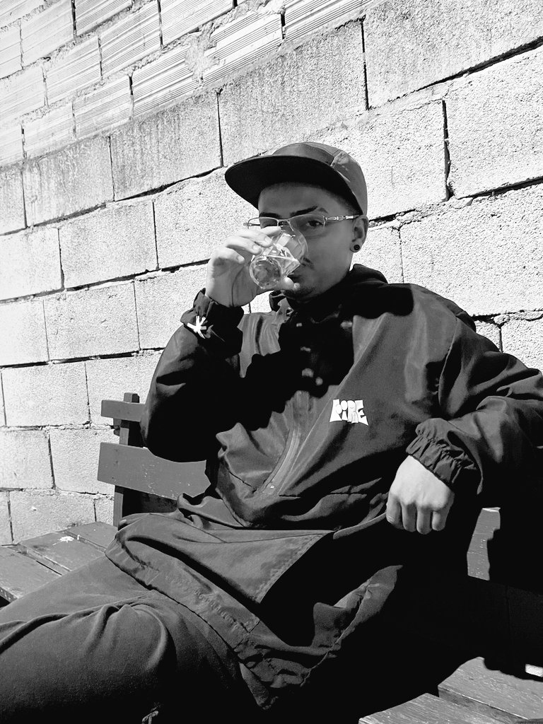 roge_akin's tweet photo. Guerra com ninguém 🍺 https://t.co/xbciHePebQ