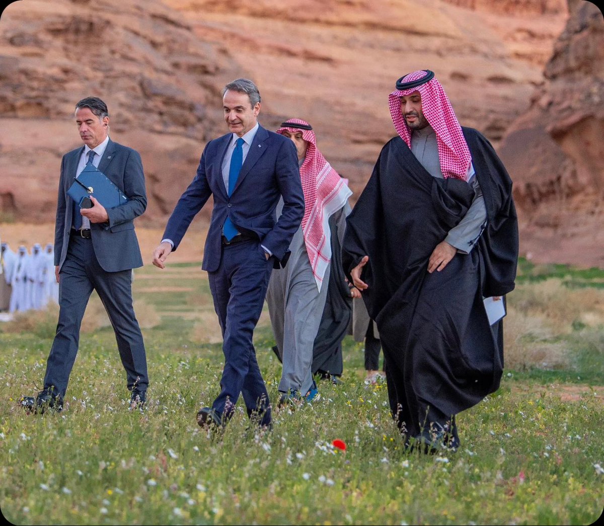 بشتك عنوان الكرم والشموخ
فيه شرف العرب، وسرّ الطموح