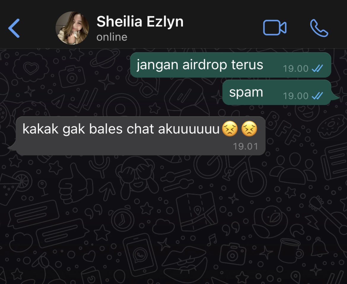 universebyim's tweet photo. #honeyjam dalam episode lagi acara makan-makan anak kantor blm tau kalau si kakak mentor sm anak magangnya yang satu itu jadian… jadinya shei dan jensky backstreet deeeeehhhh https://t.co/R8cwGaUbH1