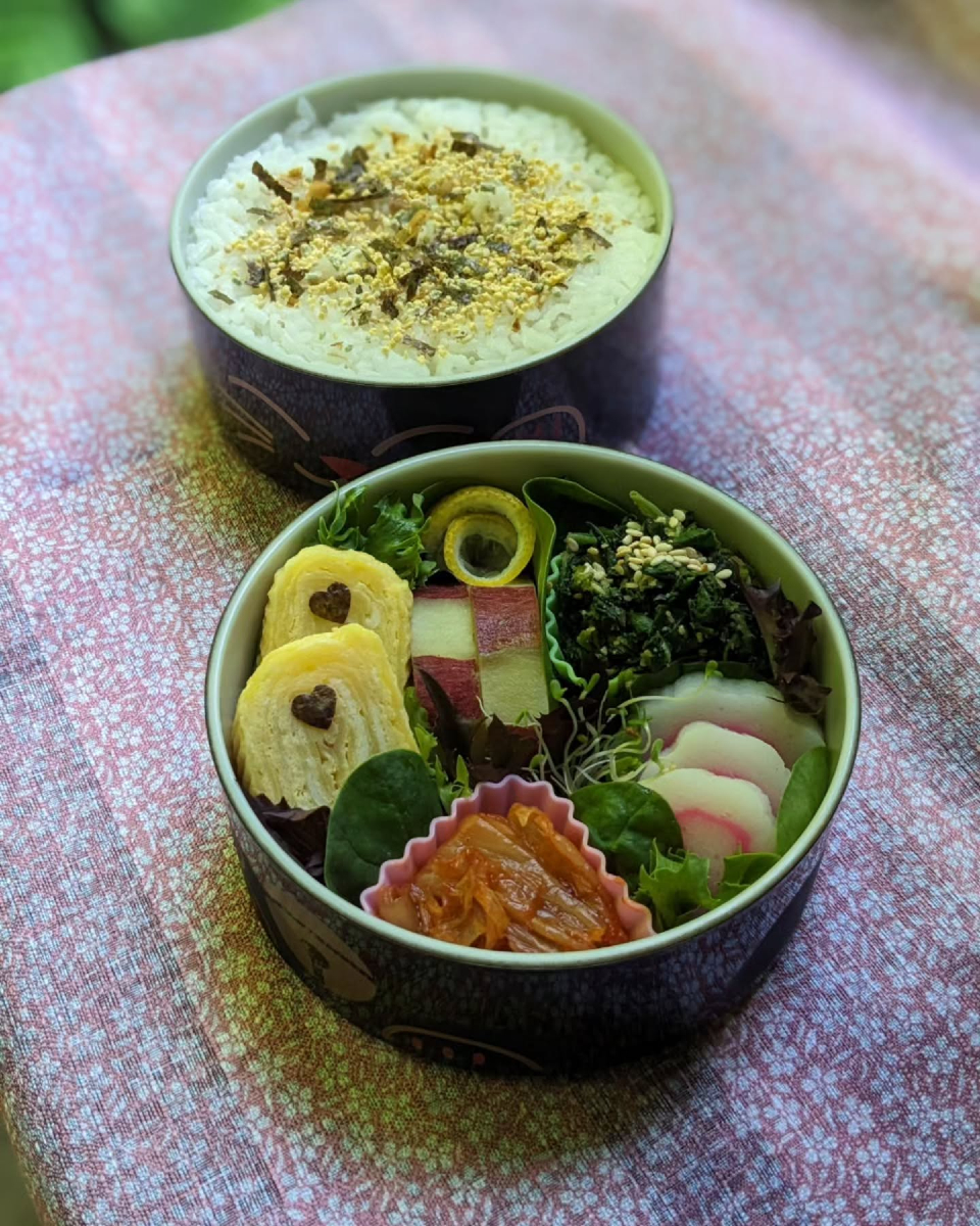 Bentoandco's tweet photo. We love these bento by @lastyearstrash! 
So many delicious lunches, and an adorable quality control assisstant 🐈.
Veggies never looked so good! https://t.co/0HPtLrbjp8