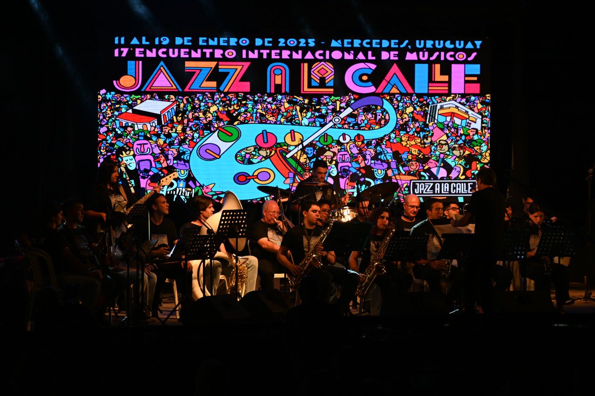 Jazz a la Calle fusiona el abrazo, el arte y la esquina. Coincidimos en distintos espacios de la ciudad para contemplar la dinámica que se transita durante nueve días de verano. Vivimos una experiencia única. Nos volvemos a encontrar en Mercedes hasta el 19 de enero 🎺🎶🎷🎹