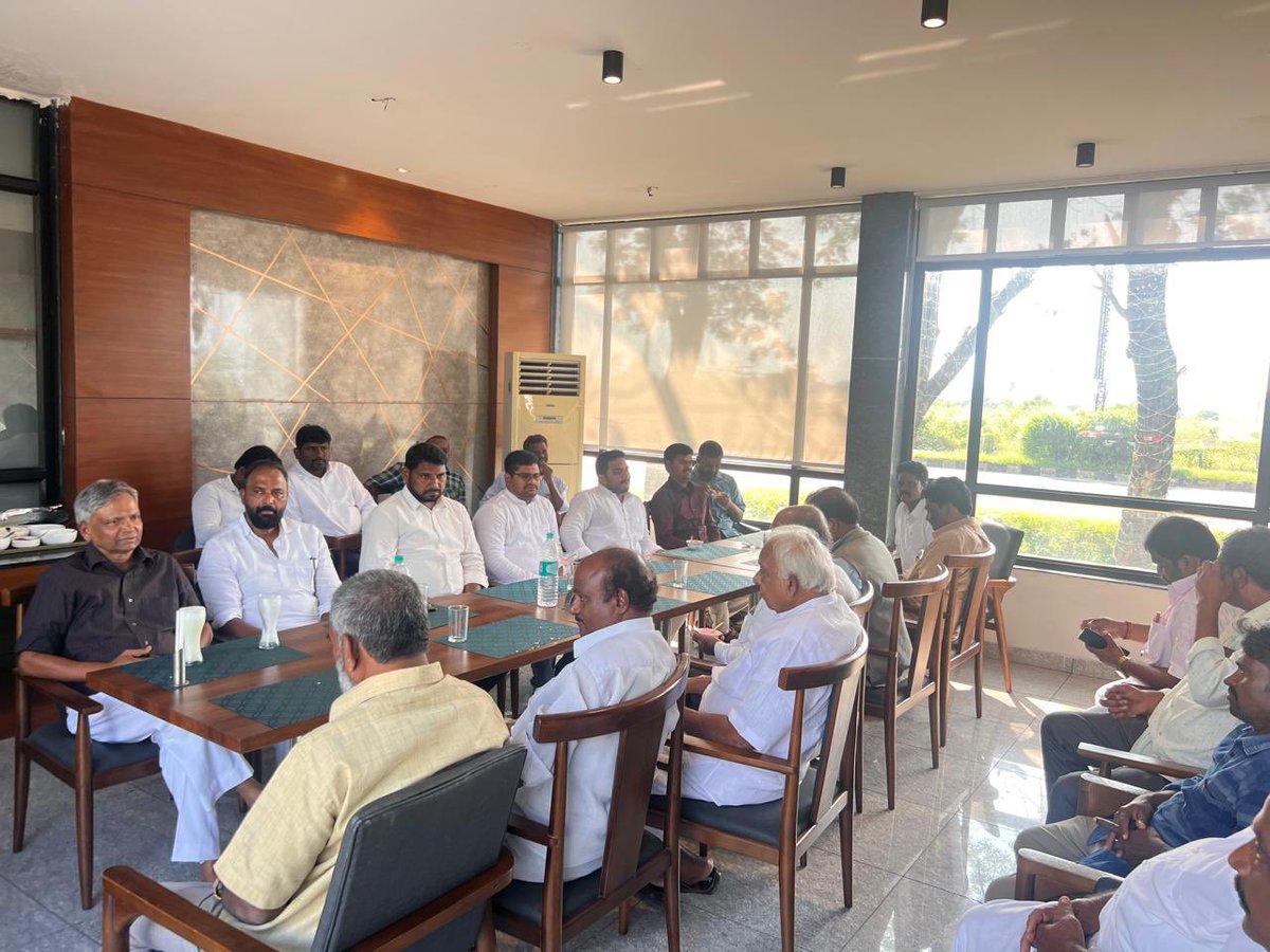 vvpr53's tweet photo. _*నేడు సంక్రాంతి పండుగ సందర్భంగా గూడూరు నేషనల్ హైవే సమీపంలోని A-5 రెస్టారెంట్ నందు తమిళనాడు రిటైర్డ్ I.A.S. మరియు మాజీ తిరుపతి ఎంపీ &amp; మాజీ గూడూరు ఎమ్మెల్యే గౌరవ డాక్టర్ శ్రీ వెలగపల్లి వరప్రసాద రావు గారు తన అభిమానులతో సంక్రాంతి శుభాకాంక్షలు తెలుపుతూ విందు చెయ్యడం జరిగింది..,*_ https://t.co/j8UyBOuOAP