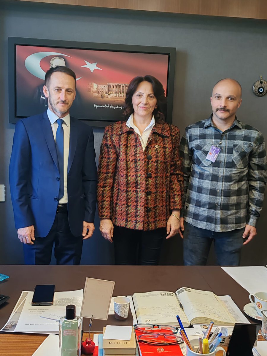 Sz2Soz's tweet photo. Kamu Aşçılar Derneği tarafından gerçekleştirilen meclis çalışmalarına devam ediyor 
@AliyeErsever 
 yapmış olduğu misafirperverliği ilgi ve alakası için teşekkür ederiz. Soru önergesi ve Torba yasaya konulacagi konusunda Çalışma başlatacağınin sözünü aldık
@KamuAscilari_ 
#Kamu https://t.co/lopNIpBrjs