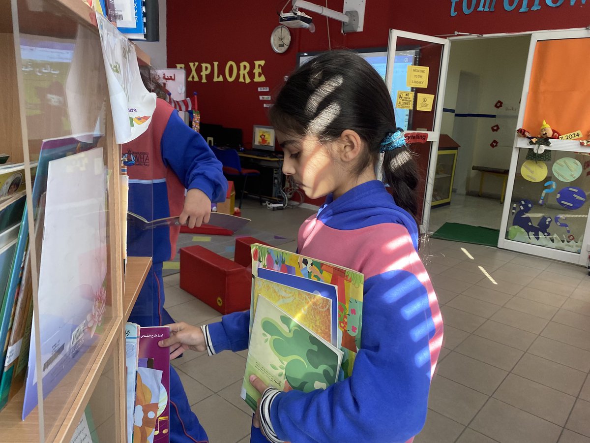 بصحبة هذه الكتب السّحريّة، يستعدّ الجميع للانطلاق برحلاتهم الخياليّة والمثيرة. ولأنّ "للقراءة أجنحة، والكتب أفضل رفاق للسّفر"، نتمنّى للجميع رحلات ممتعة ومليئة بالمغامرات والتّعلّم.
#الإعارة_اليومية #أصدقاء_المكتبة <a href="/makdawhaschool/">Makassed Dawha School</a> <a href="/HanaJoumaa/">Hana Joumaa</a> <a href="/soha_nj/">Soha Najem</a>