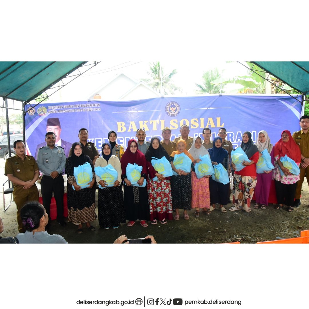 Staf Ahli Bidang Pemerintahan, Hukum dan Politik, M Ari Mulyawan Simatupang SH MAP menyerahkan 500 paket bantuan sosial kepada keluarga warga binaan pemasyarakatan dan masyarakat di Lapas Kelas IIB Lubuk Pakam, Selasa (14/1/2025).