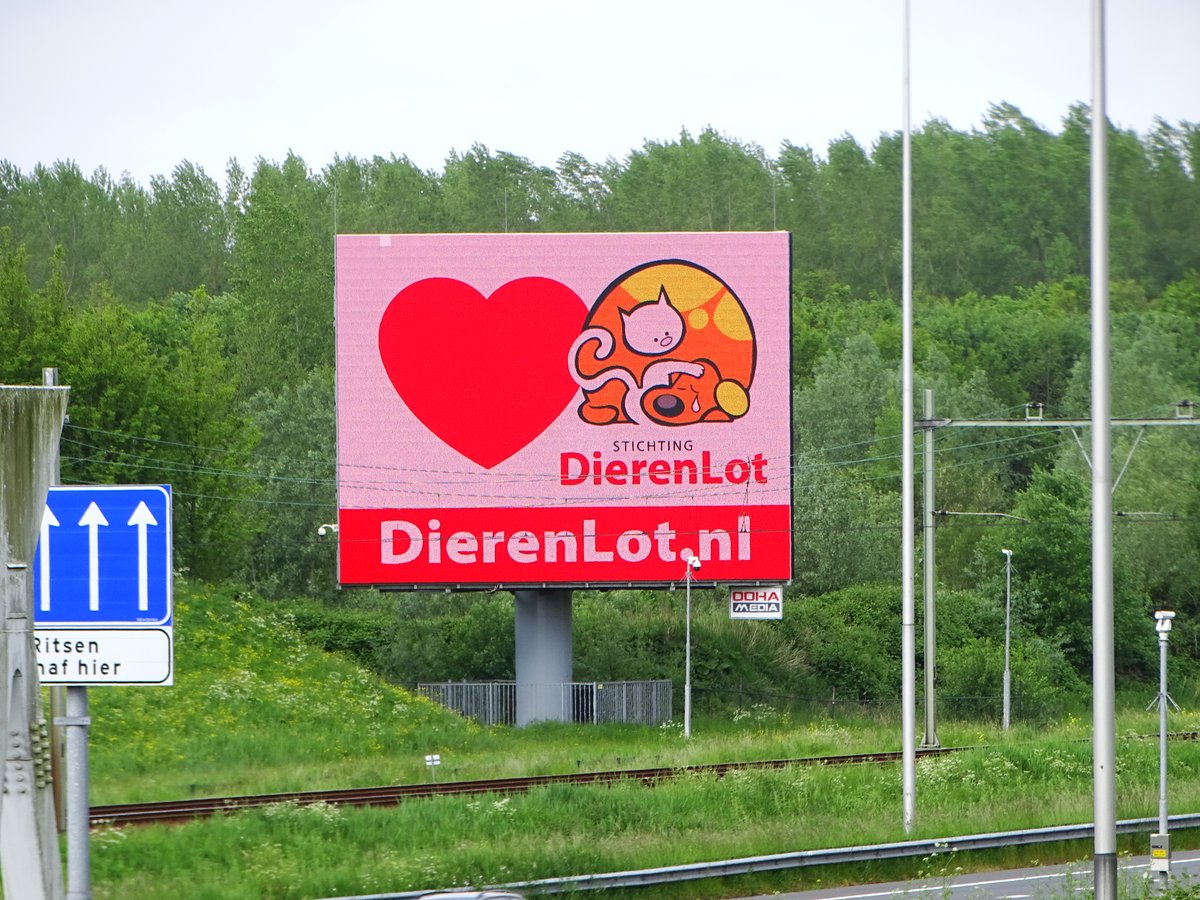 DierenLot's tweet photo. In januari zijn we niet alleen volop zichtbaar op de televisie maar ook langs de (snel)weg op tientallen plaatsen. Dit dankzij onze mediapartners
@GlobalNL, #Bereik! #LEDImpact. Toppers! #samenvoordieren #dierenambulance #dierenopvang https://t.co/YGkAQyEdfM