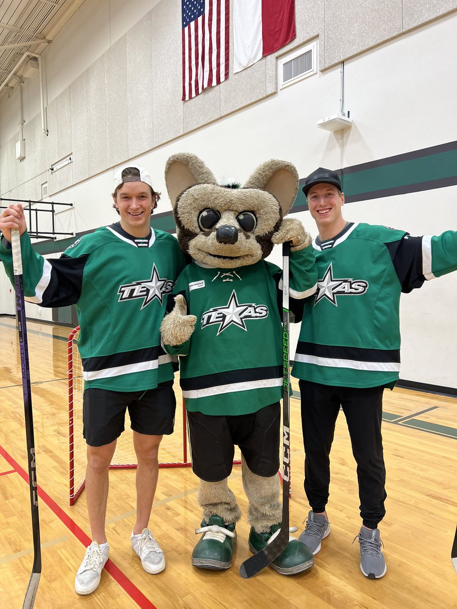 TexasStars's tweet image. floor hockey fun! 🏒

Becks, Loofty and Ringo visited Stiles Middle School in Leander today! Along with the help of @TxChildrensATX, we donated all the equipment to the school 🥅