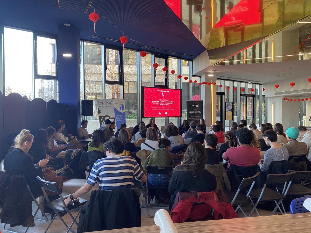 ARA - Assistants Réalisateurs &amp; Associés était présent au @pariscourtdevant- table ronde en collaboration avec <a href="/sequences7/">Séquences7</a>  sur « L’appropriation du scénario par les métiers techniques de l’audiovisuel ».
#troisiemeautrice #arda #sequences7 #pariscourtdevant  #ara #scenario