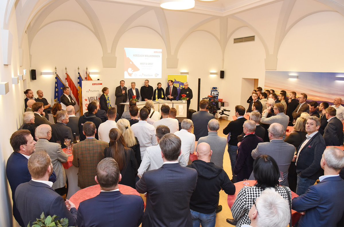 AlexHuber81's tweet photo. Volles Haus in St. Pölten beim Meet&Greet mit Bürgermeister #Stadler, der #SKN-Spitze und FC32-Investor Paul #Francis. Gut, dass sich der SKN wieder mehr öffnet, in der Stadt präsenter ist - und offenbar auch noch interessiert. #ligazwa https://t.co/jxNcGE8Mmp