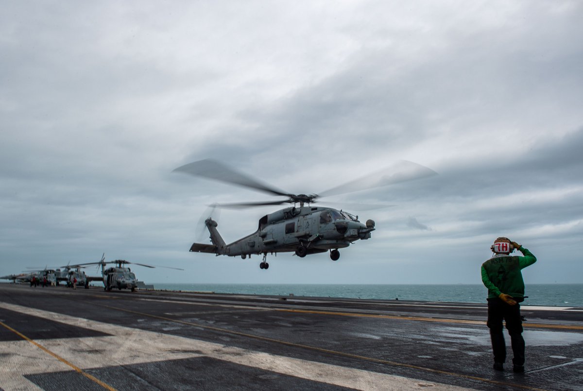 USPacificFleet's tweet photo. Mission-ready and on the move🚁
From pre-flight checks to takeoff, the USS Carl Vinson (CVN 70) flight crew is always geared up for action!
📍South China Sea
📷: MC3 Nate Jordan
#USNavy #USPacificFleet #FreeAndOpenIndoPacific #USSCarlVinson #HSC4 #HSM78 @US7thFleet https://t.co/GUPnr6glOg