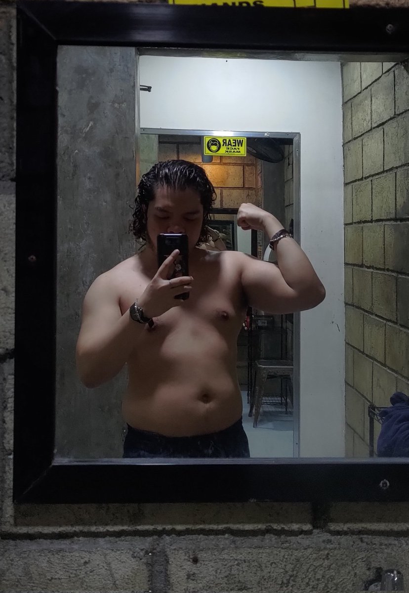 _jzxcxi's tweet photo. i actually avoid looking back at old photos of my physique bec i wanna shock myself if and when i do check my progress. 
putting these side by side now is lowkey mindblowing. 😳

consistency>>>>

jan 11 2024 vs jan 11 2025 https://t.co/betqnPjqUN