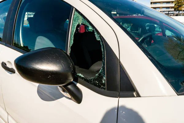 unpelanamas's tweet photo. Pelanás tengan mucho cuidado, esto me acaba de pasar en Plaza La Isla: tenía dos boletos para la película Emilia Pérez en mi carro, me dieron un cristalazo y me dejaron otros 4 boletos. https://t.co/WJiU0l3AiC