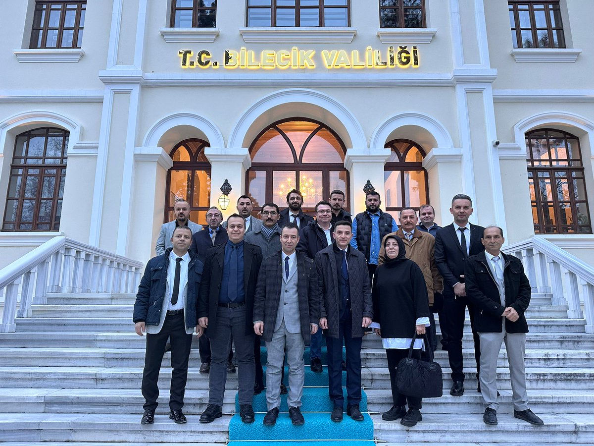 Anahtar Parti Bilecik İl Başkanlığı olarak , Merkez İlçe Başkanımız ve  yöneticilerimizle birlikte Valimiz Sayın Şefik Aygöl'ü makamında ziyaret ettik.Nazik ev sahipliği için Sayın Valimize teşekkür ediyoruz.