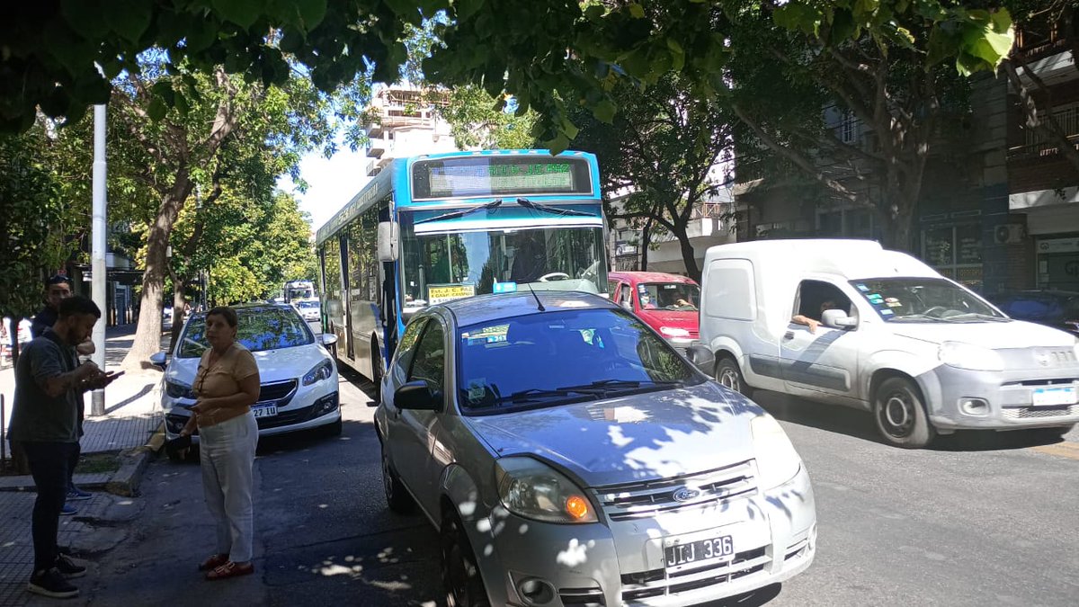 jotaleonetti's tweet photo. #Choque colectivo de #Linea53 y auto en Carlos Calvo y José Marmol. 💥
#SAME traslada a 4 pasajeros heridos: 2 mujeres y 2 menores, con traumas leves al Hospital Durand.
Reduccion sentido hacia Avenida La Plata.
https://t.co/LjWd3dJwRJ https://t.co/ajagzjF96T