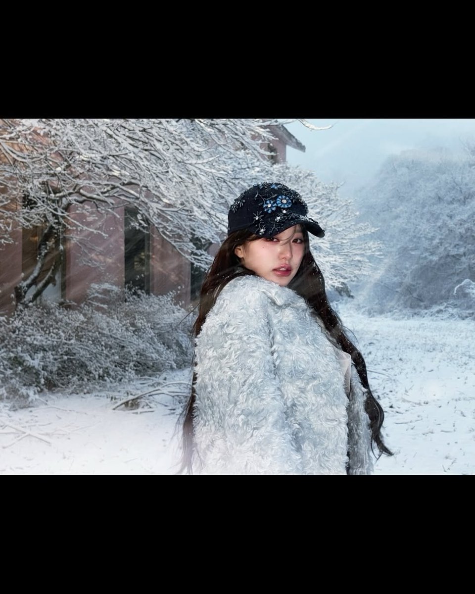 WY08J's tweet photo. A snow girl who is just hopping around❄☃🤍🌨 https://t.co/MOP48RcOjL