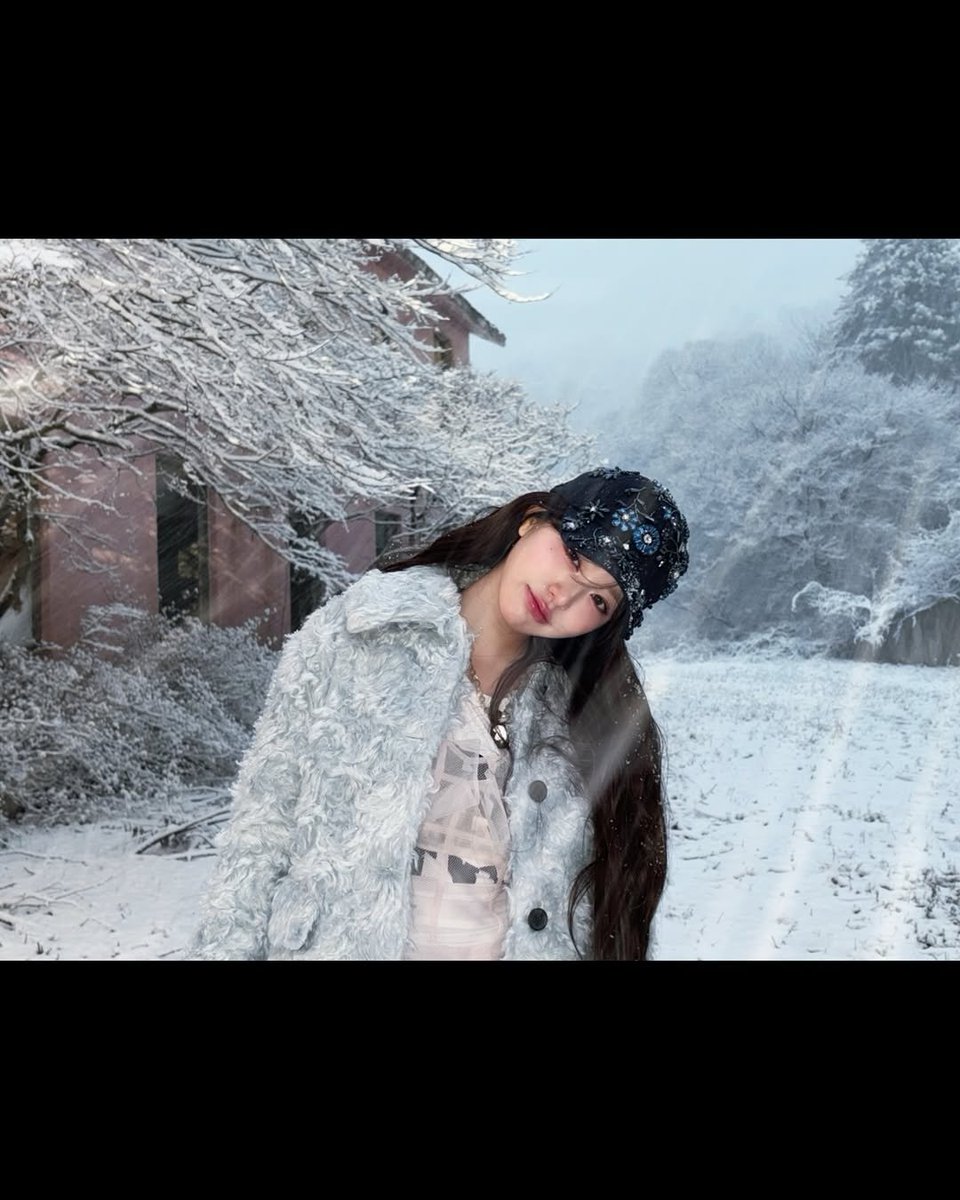 WY08J's tweet photo. A snow girl who is just hopping around❄☃🤍🌨 https://t.co/MOP48RcOjL