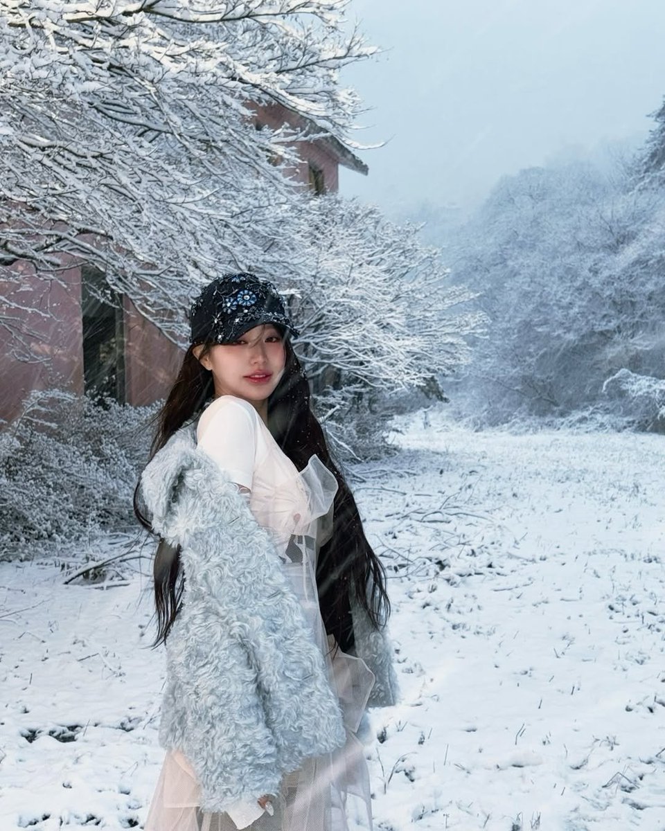 WY08J's tweet photo. A snow girl who is just hopping around❄☃🤍🌨 https://t.co/MOP48RcOjL
