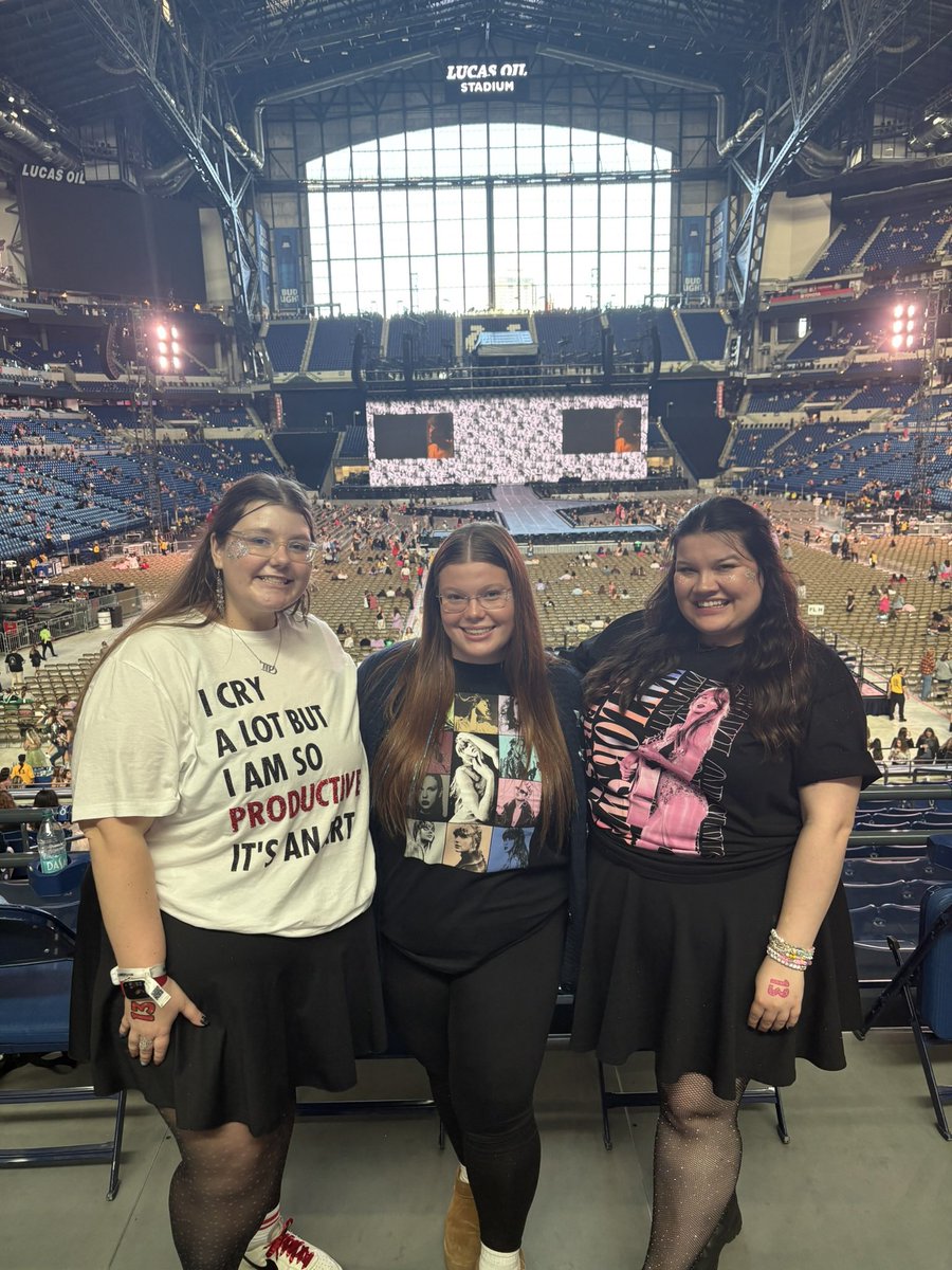 OTPbeliever's tweet photo. pre eras show:                 post eras show:

@taylornation13 #TSTheErasTour 🫶 https://t.co/SecYp6rmjm