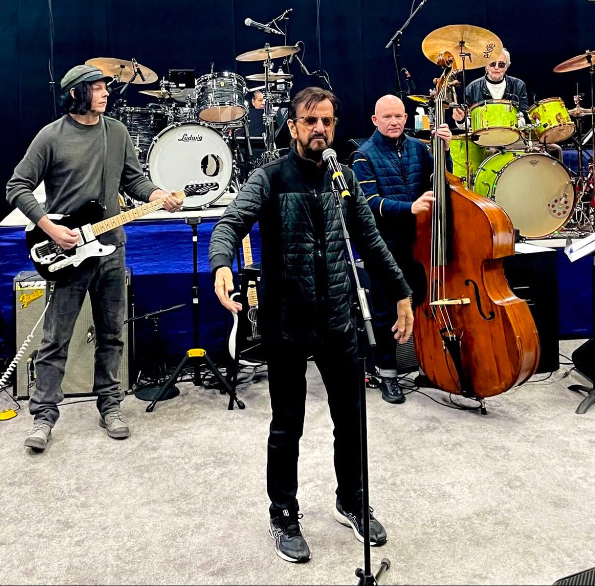 Beatleradio's tweet photo. ¿QUÉ ESTÁN TRAMANDO RINGO STARR Y JACK WHITE? 😱😱😱😱😱 https://t.co/apTgLhXvgt