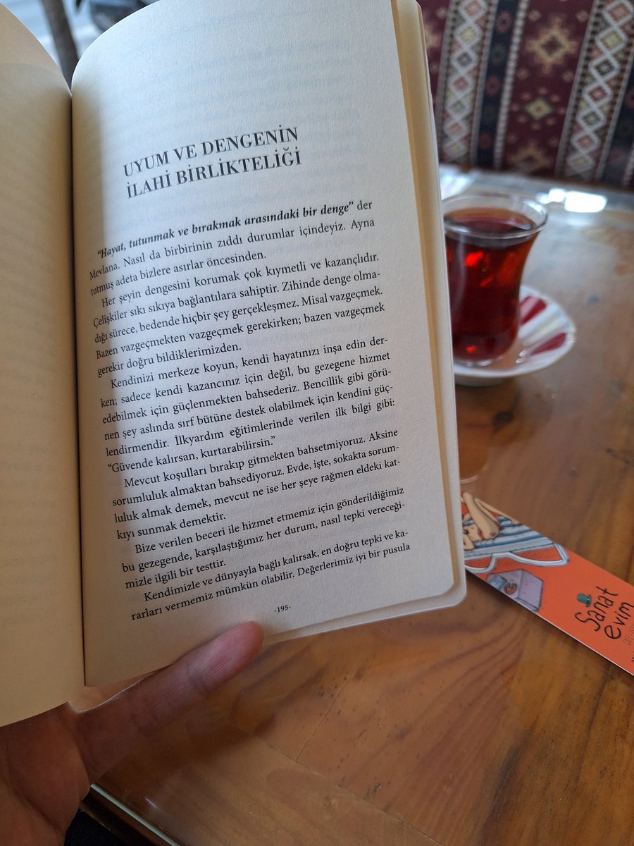 Fırsat bulduğum her yerde okumayı seviyorum.